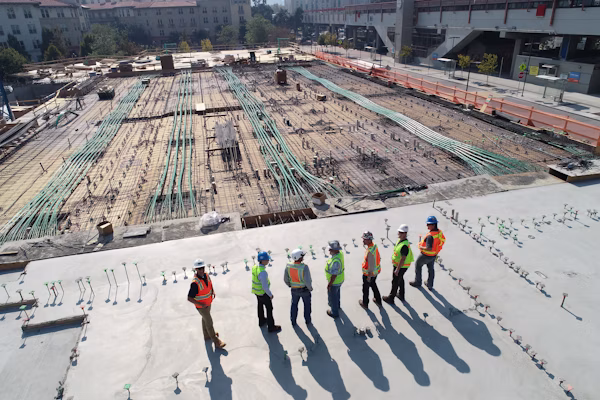 Equipo de construcción trabajando en obra